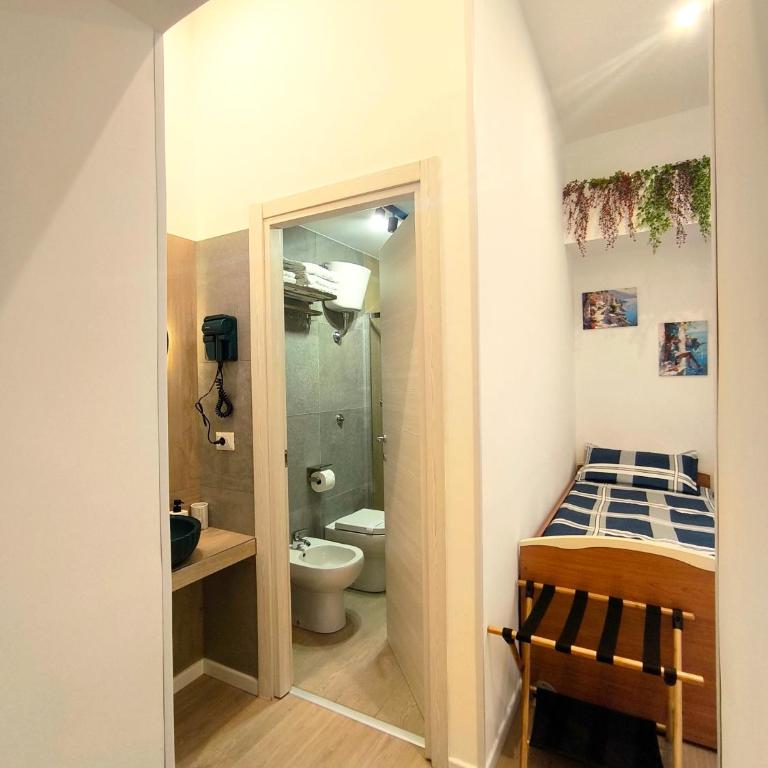 DIMORA NONNA ELENA - Quartieri Spagnoli "Premium Suite" - Family Room with Private Bathroom - 4