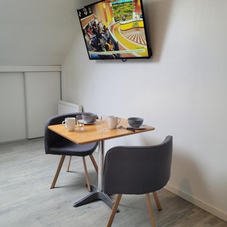 L établissement LA PLAGE A 2 PAS vous propose, 3 Appartements DEUX chambres, 1 appartement une pièce , NETFLIX, lits faits à votre arrivée, serviettes de toilette, Ménage, Wifi, en hyper centre ,Plage à 100m, BOX à Vélos, paiement 3 fois sans frais - Studio - 2