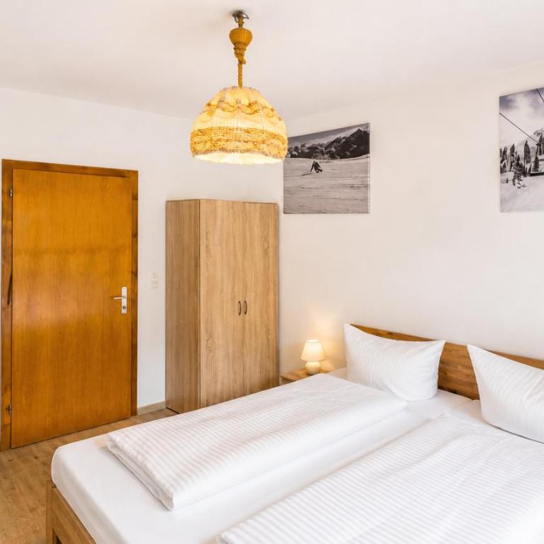 Basic Work Stay Rooms - Highspeed WiFi - Easy Self Check-In - Practical and Affordable Stay - Habitación Doble con baño compartido - 1 o 2 camas - 1