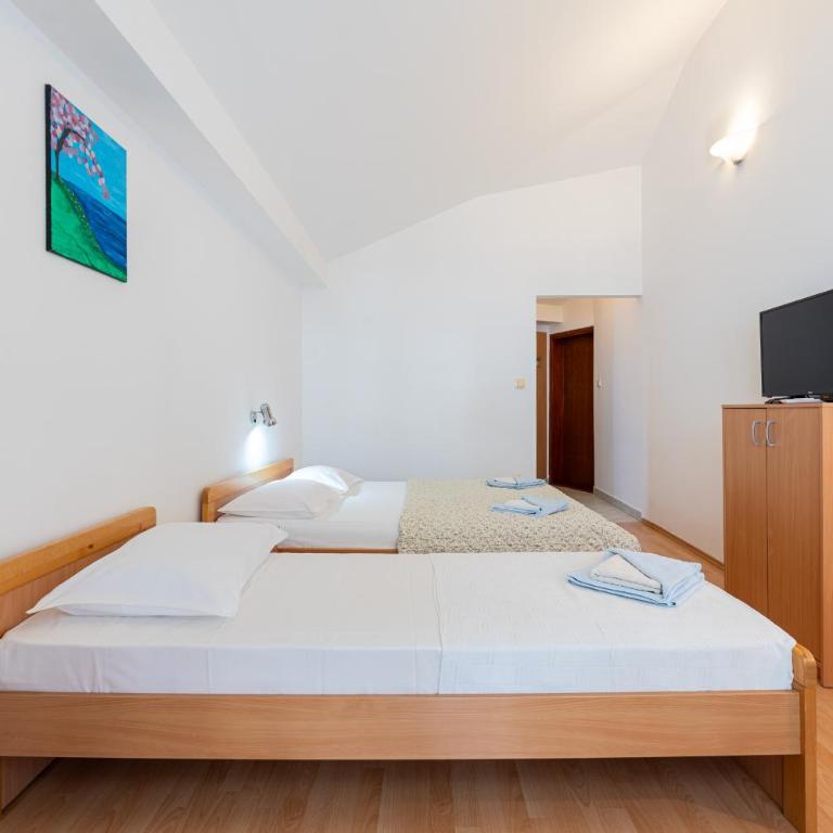 Apartments Bečić - Osnovna Trokrevetna Soba - 8