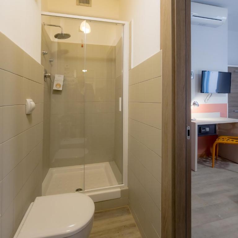 Sure Hotel by Best Western Nologo - Large Comfort Room with One Queen Bed and One Bunk Bed - Non-Smoking - 4