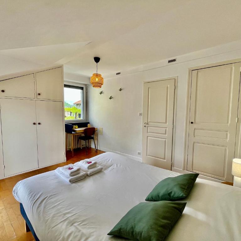 La Maison Garnavie - 6 personnes - Halles Lourdes - Garage - Maison 3 Chambres - 52