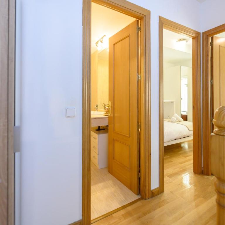 PRA10 - Piso de 2 dormitorios con balcón y 2 baños, en el centro de Madrid - Alquiler temporal - Two-Bedroom Apartment - 40