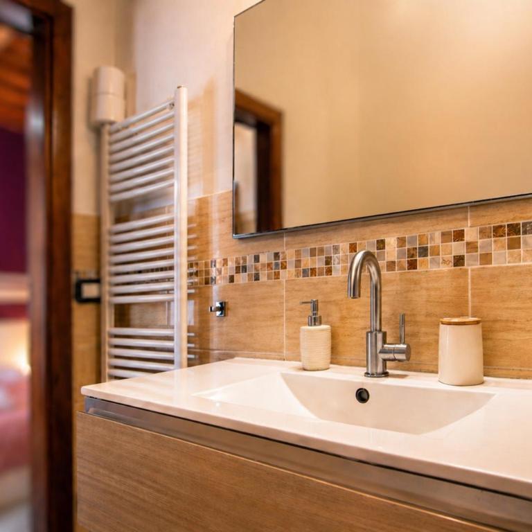 Casa a Firenze - 7 Ospiti, 3 Camere, 2 Bagni, Parcheggi Gratuiti - Bus, Treno, Aeroporto - Three-Bedroom Apartment - 8