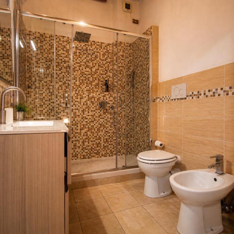 Casa a Firenze - 7 Ospiti, 3 Camere, 2 Bagni, Parcheggi Gratuiti - Bus, Treno, Aeroporto - Three-Bedroom Apartment - 7