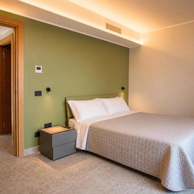 Bonaparte Luxury Apartments - One-Bedroom Apartment - 4