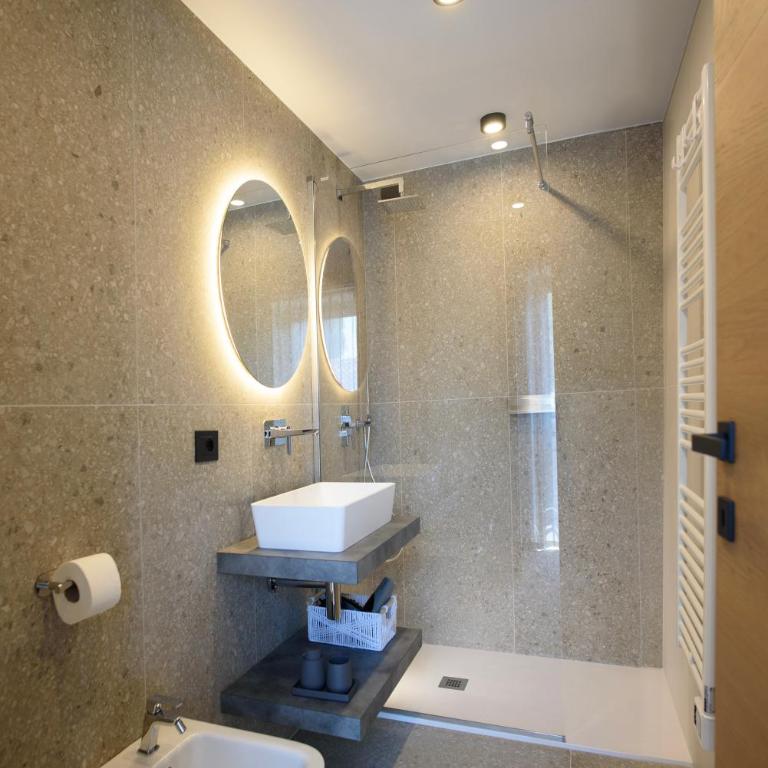 Bonaparte Luxury Apartments - Deluxe One-Bedroom Apartment with City View - 2