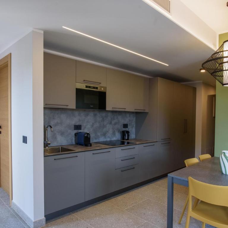 Bonaparte Luxury Apartments - Deluxe One-Bedroom Apartment with City View - 7