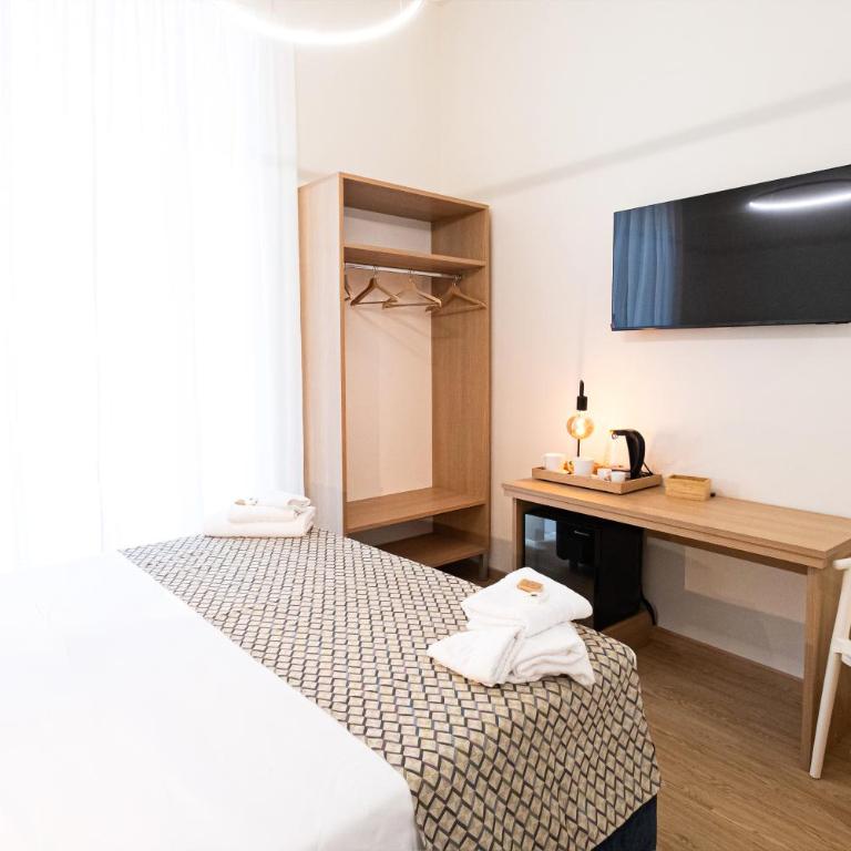 Serendipity Suites - Triple Room with City View - 7