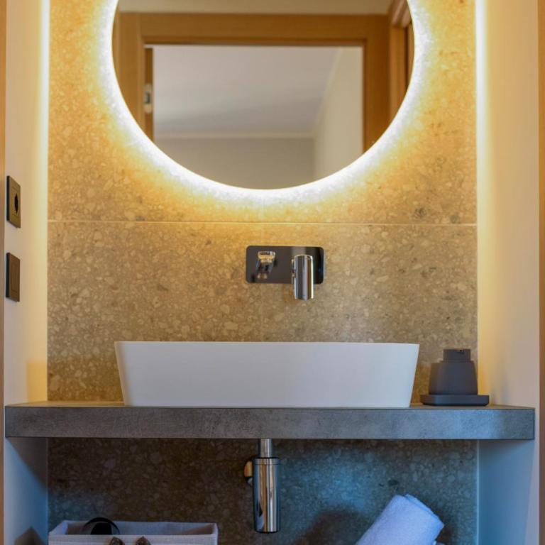 Bonaparte Luxury Apartments - Deluxe One-Bedroom Apartment with City View - 2
