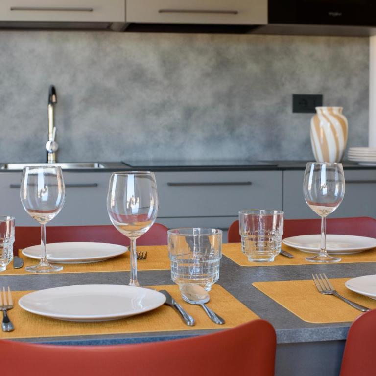 Bonaparte Luxury Apartments - Deluxe One-Bedroom Apartment with City View - 4