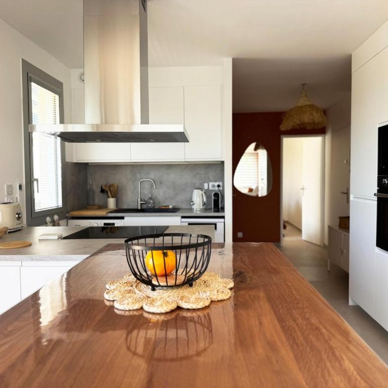 Cocon à 2 min A Pied de la Plage Terrasse Parking - Two-Bedroom Apartment - 8