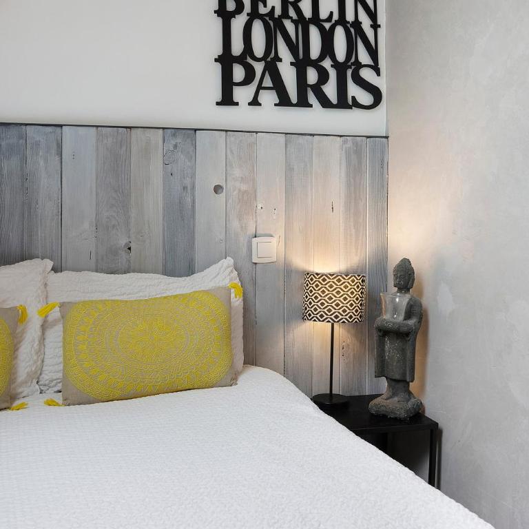 Adorable Petit Loft - Superior Apartment with City View - 11