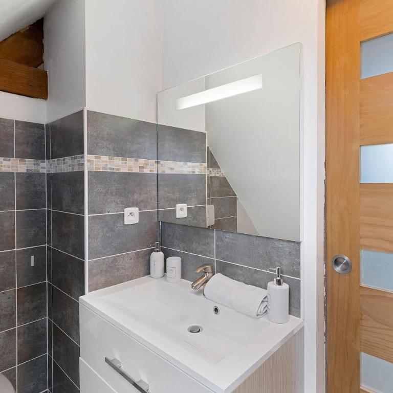 Adorable Petit Loft - Superior Apartment with City View - 15