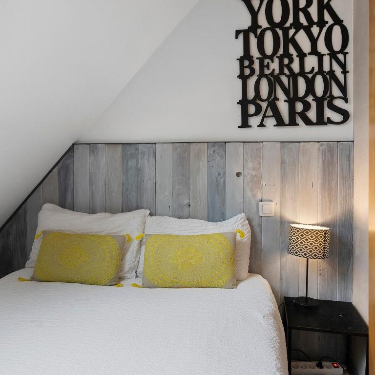 Adorable Petit Loft - Superior Apartment with City View - 9