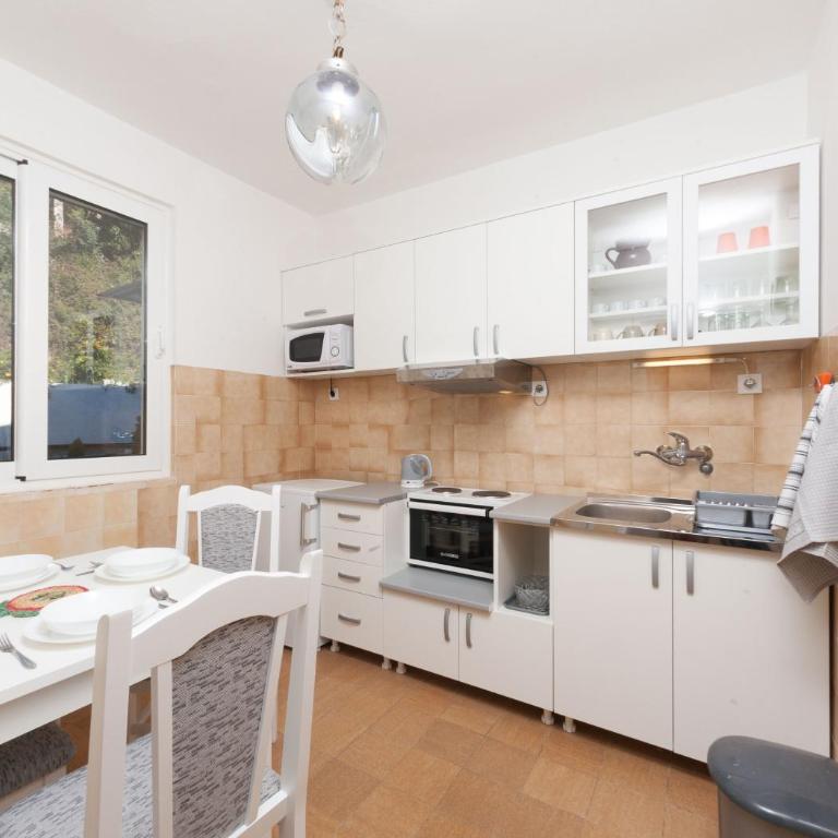 Nicholas Apartment - Apartment with Balcony - 11