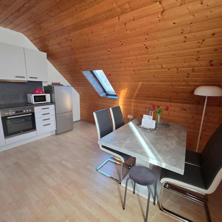 ALTSTADT-APARTMENTS Bad Radkersburg - Ihr Zuhause auf Reisen - Lässige 73 m² Dachgeschoss-Wohnung „Sauvignon Blanc“ - Ausblick, OG 2 - 8