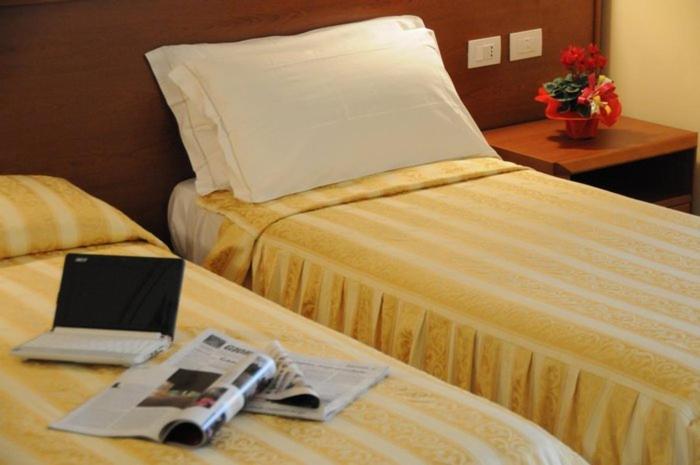 Hotel Industria - Camera Economy Doppia con Letti Singoli - 1