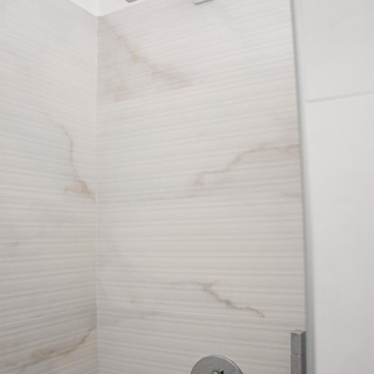 Central & Modern - 2 Bedrooms with Balcony & Parking - Apartment mit 2 Schlafzimmern und Balkon - 13