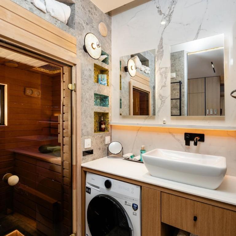 Waterfront Downtown suit and Spa - Two-Bedroom Apartment - 27