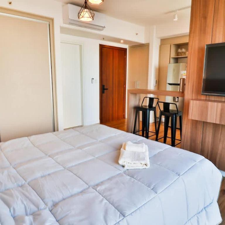 Stylish Retreat Steps from Shopping del Sol - Apartment - 3