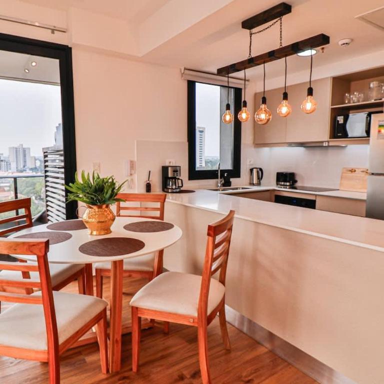 Large Apartment Just Steps from Shopping del Sol - Apartamento - 1