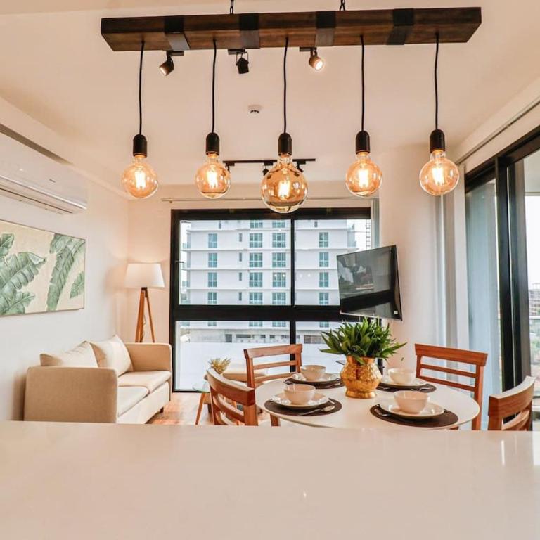 Large Apartment Just Steps from Shopping del Sol - Apartamento - 4
