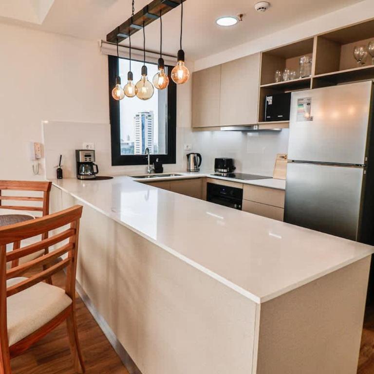 Large Apartment Just Steps from Shopping del Sol - Apartamento - 6
