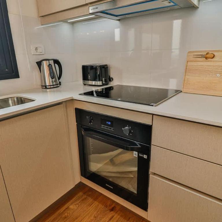 Large Apartment Just Steps from Shopping del Sol - Apartamento - 13