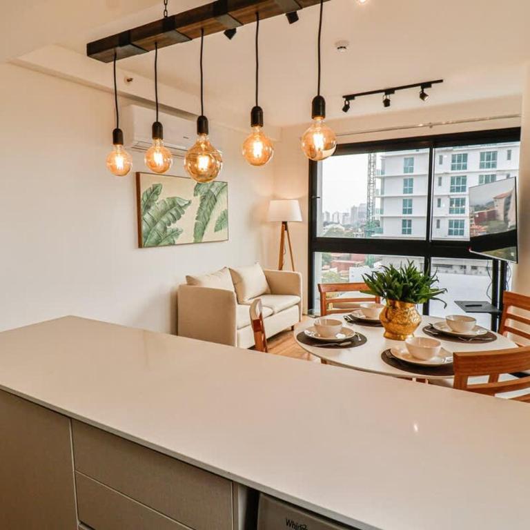 Large Apartment Just Steps from Shopping del Sol - Apartamento - 15