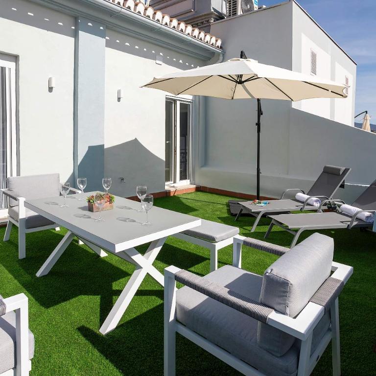 Genteel Home San Anton Granada - Four-Bedroom Penthouse Apartment - 24