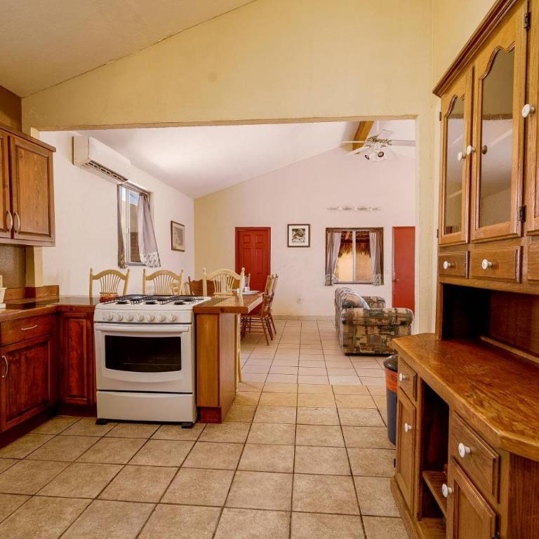 3 bedroom Beach side home away from home - Casa - 7