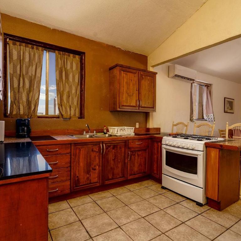3 bedroom Beach side home away from home - Casa - 6