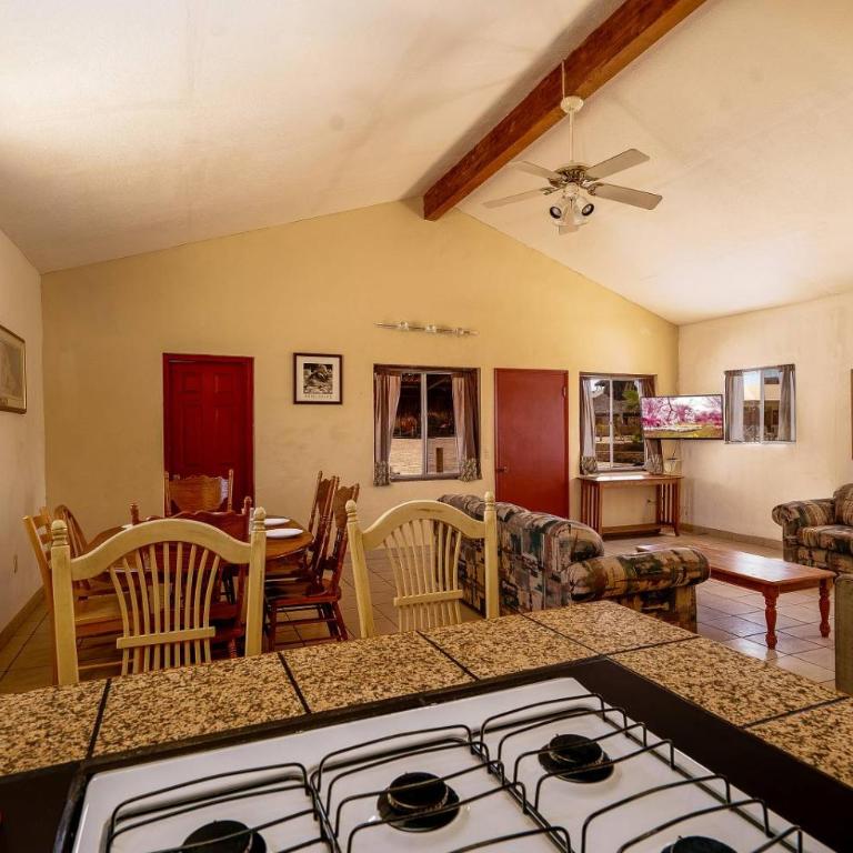 3 bedroom Beach side home away from home - Casa - 8