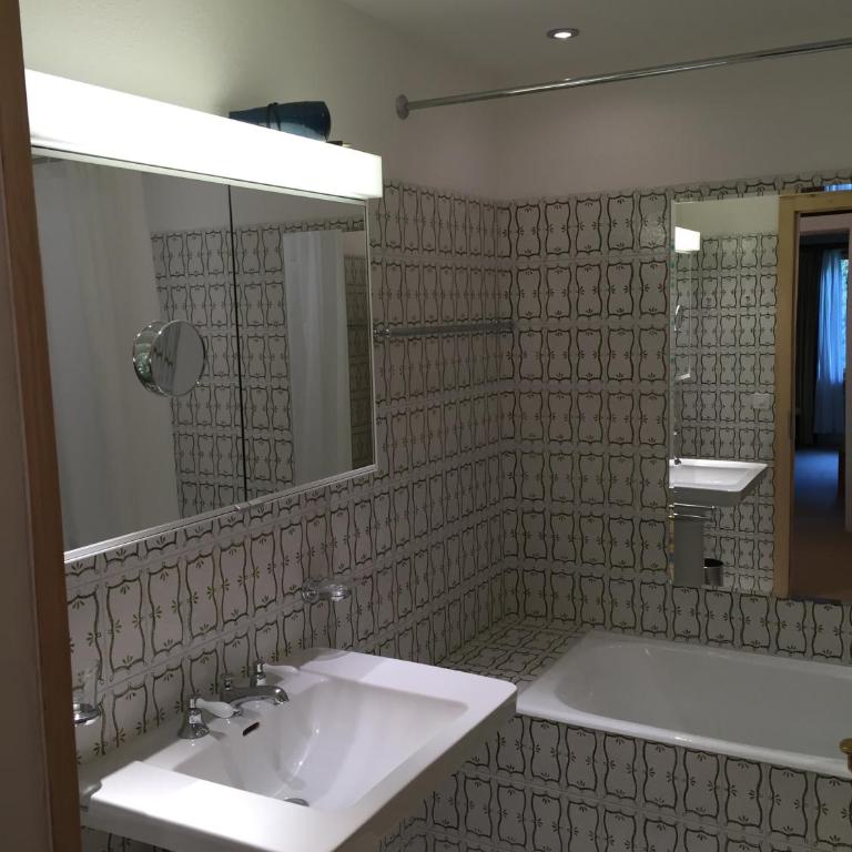 Apartments Chesa Guardaval - Großes Apartment mit 2 Schlafzimmern und einem Balkon - 21
