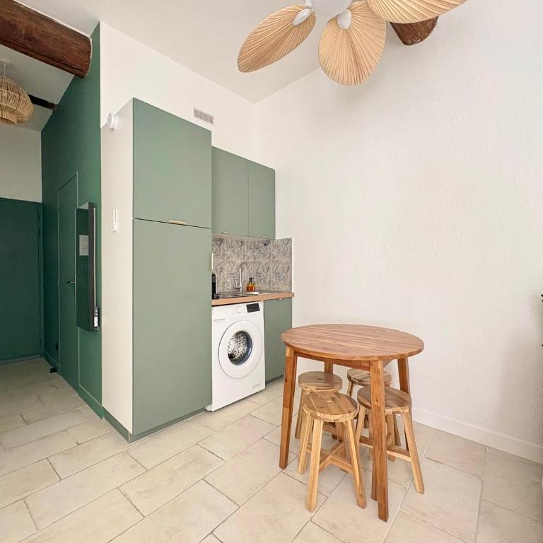 T2 rénové avec parking à 400m des Arènes de Nîmes - Apartamento de 1 dormitorio - 9