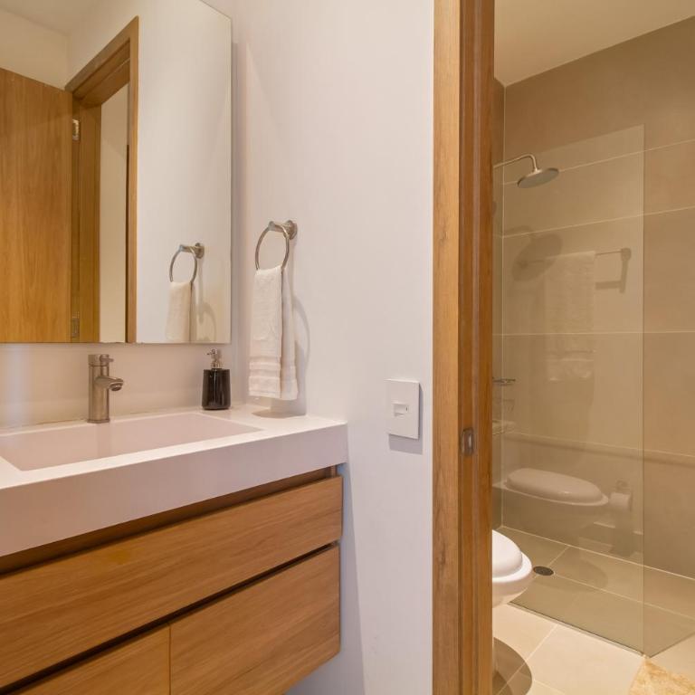 Baia Kristal Cartagena by HostPro - Two-Bedroom Apartment with Lake View - 14