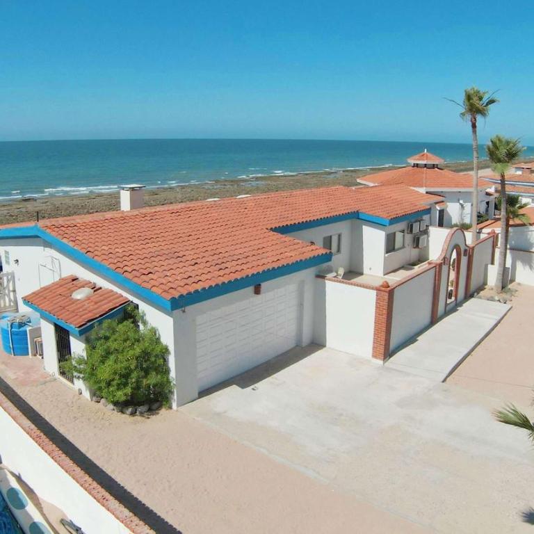 Beautiful Beachfront Home Casa de Veranos - Apartment - 6