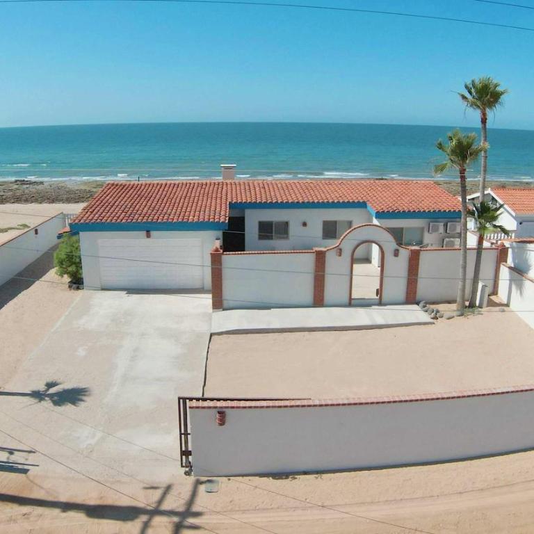 Beautiful Beachfront Home Casa de Veranos - Apartment - 2