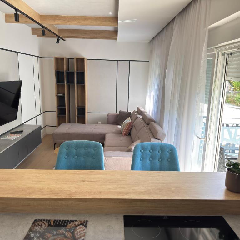 Bright Apartment with Balcony near Bus and Train - Apartman sa 1 Spavaćom Sobom - 9