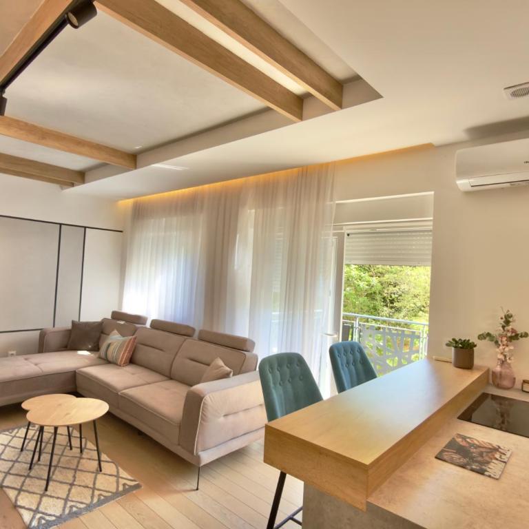 Bright Apartment with Balcony near Bus and Train - Apartman sa 1 Spavaćom Sobom - 1