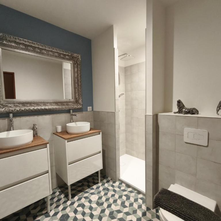VILLA ADOYA Chambre d'hôtes Aigues-Mortes intra muros au calme climatisation réversible PISCINE WIFI ascenseur PARKING gratuit - Chambre Supérieure Lit Queen-Size - 2