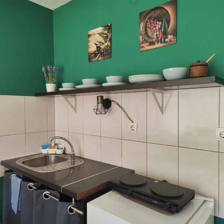 SutomoreLife Cozy Green Apartment - Studio Apartman - 11