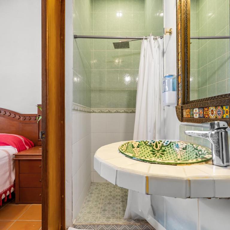 Los Gonzalez Hotel by Monyxbnb - Suite con cama grande y balcón - 4