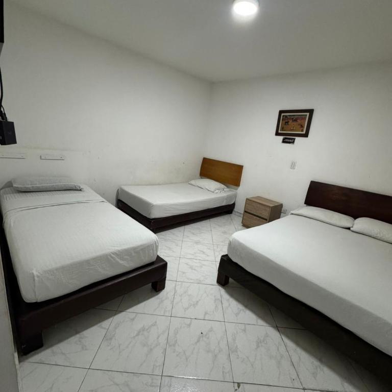 Hotel Gran Imperio la 69 - Economy Quadruple Room - 2