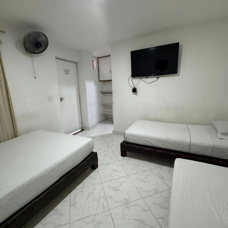 Hotel Gran Imperio la 69 - Economy Quadruple Room - 3