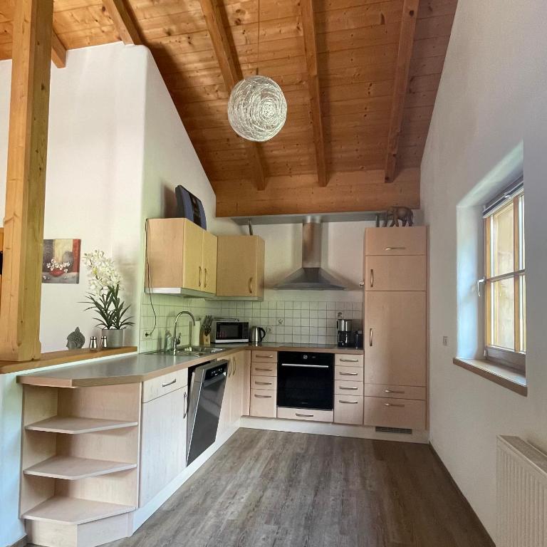 Ferienwohnung Ice Arena View - Chiemgau Karte - Apartment mit Balkon - 4