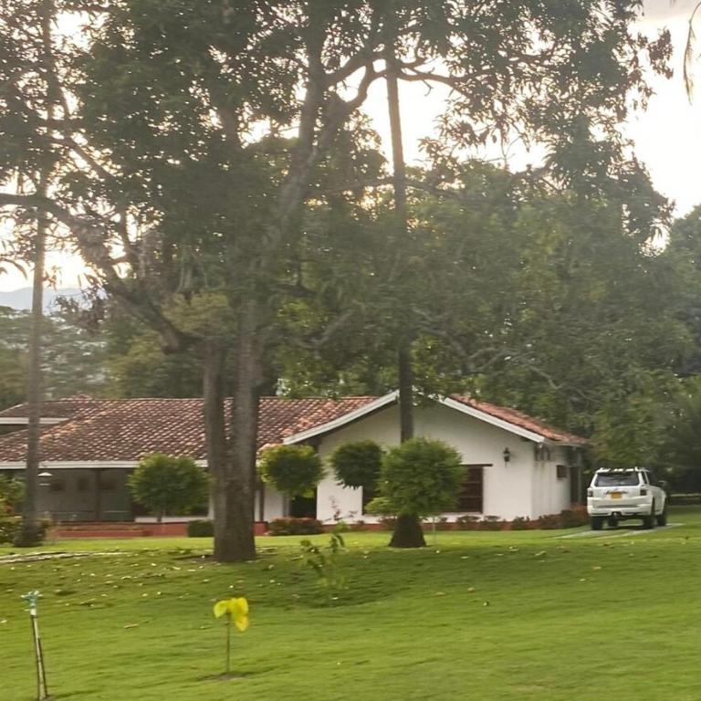 Finca para grupos con espectacular piscina en Santa Fe de Antioquia - Four-Bedroom House - 23