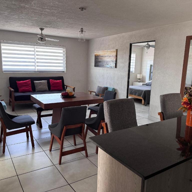 Alojamiento nuevo céntrico IMSS, H Civil y UDG - Apartamento con balcón - 5