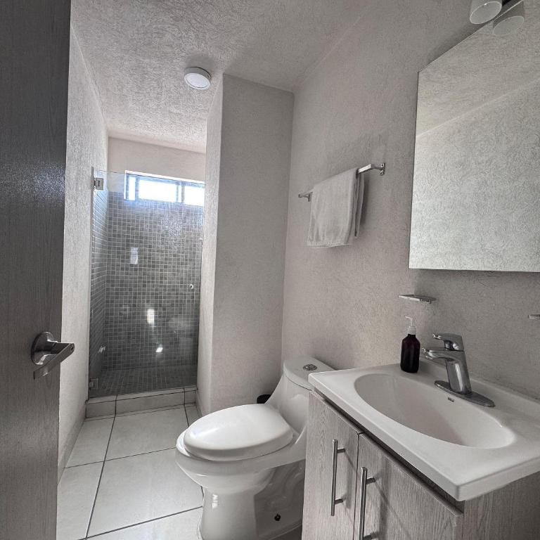 Alojamiento nuevo céntrico IMSS, H Civil y UDG - Apartamento con balcón - 3